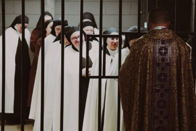 Viviendo sin certezas religiosas: La vida diaria de los agnósticos