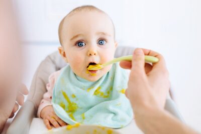 La regla de los 6 meses para introducir alimentos sólidos en bebés