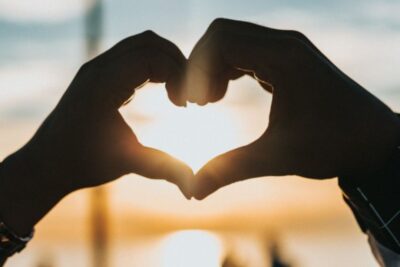 Fuerza del amor familiar vs. amor romántico: ¿Cuál prevalece?