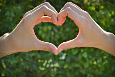 El amor: un sentimiento que trasciende y se almacena en el corazón