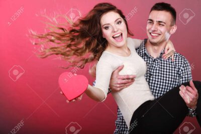 La alegría de estar enamorado: una sensación maravillosa en el pecho