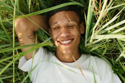 Beneficios de aceptarnos a nosotros mismos: una vida plena y feliz