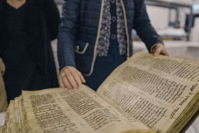 Se revela el misterio del comprador de la Biblia más antigua del mundo