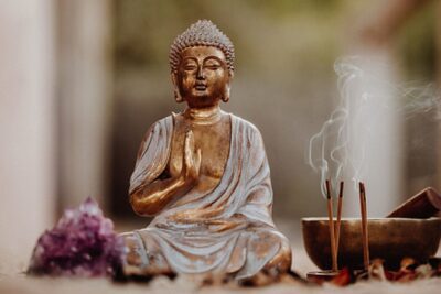 El significado del Buda rojo en tu hogar: protección y buena suerte
