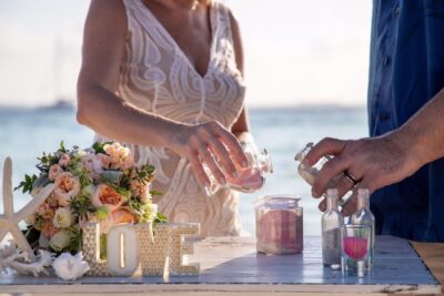 Los pasos para realizar una ceremonia de arena en una boda
