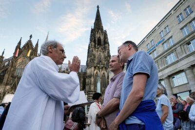 El significado y propósito de una ceremonia de bendición: una mirada profunda