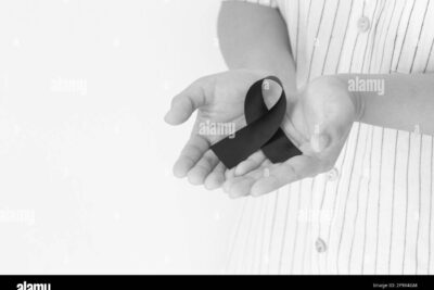 El significado de la cinta negra en la mano izquierda como símbolo de duelo