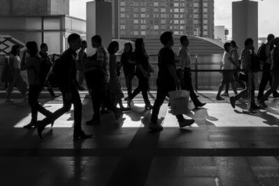 Comparando liderazgo natural y espiritual: características y diferencias