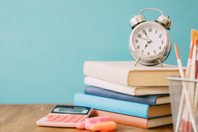 ¿Cuál es la diferencia entre planificar y organizar en un proyecto?