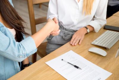 Responsabilidad de pago de la maestra sombra: ¿Quién asume?