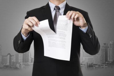 Las implicaciones legales y financieras de aceptar un contrato