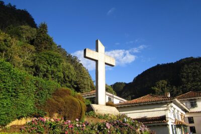 La religión cristiana: creencia en Dios y Jesús como divinidades
