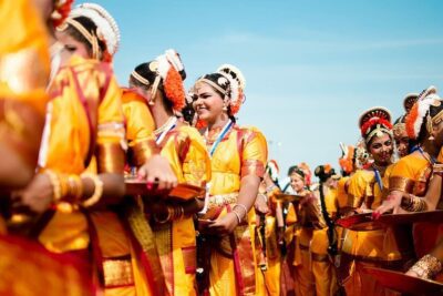 Explorando danzas rituales y sus movimientos tradicionales