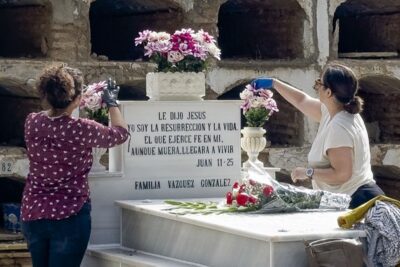 Diferencia entre Sagrada tradición y tradición común en la religión