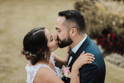 Señales ocultas de un hombre enamorado que guarda silencio