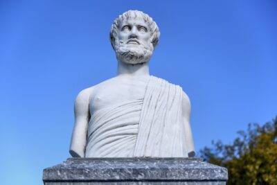 Platón y su teoría del conocimiento: una mirada filosófica a las ideas