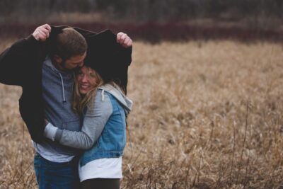 Señales de amor y deseo de un hombre hacia ti: descubre su sentir