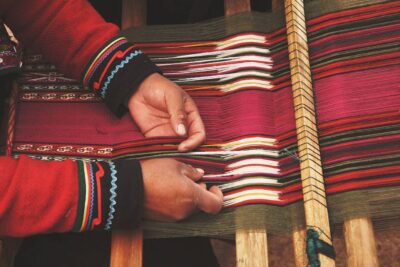 El significado del hilo rojo en distintas culturas y tradiciones