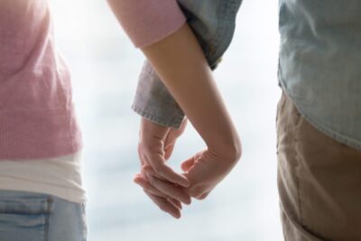Las acciones inconscientes más comunes que tu pareja puede realizar