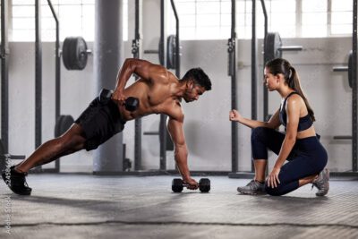 ¿Cómo se llama el instructor adecuado en un gimnasio?