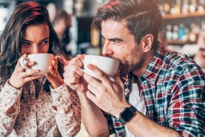 Señales de lenguaje corporal de una mujer enamorada: aprende a reconocerlas
