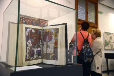 El Libro más Antiguo y Valioso del Mundo: Historia e Importancia