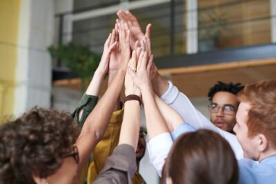 Claves para mantener una actitud optimista en el trabajo