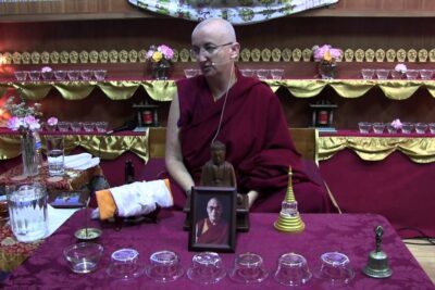 La ofrenda tradicional para un Buda: Un gesto de devoción y gratitud