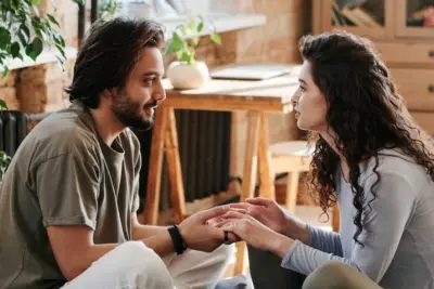 Las señales de que tu pareja es poliamorosa y cómo identificarlas