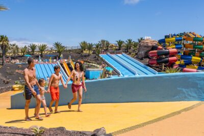 Actividades acuáticas para todas las edades en un parque acuático
