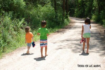 Beneficios de caminar descalzo en la tierra: tiempo recomendado