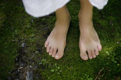 Beneficios de caminar descalzo en la tierra: descubre cómo te ayuda