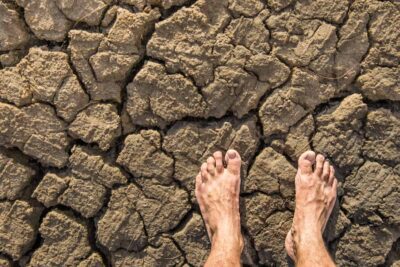 La importancia de tener los pies en la Tierra en la vida diaria