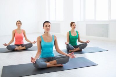 Guía completa: Tipos de saludos en el yoga