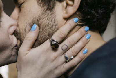 Comparando la monogamia tradicional y el poliamor: beneficios y diferencias