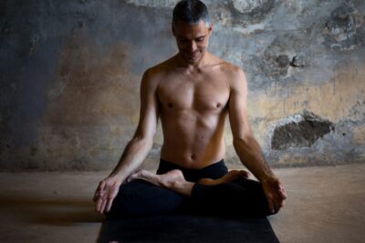 El impacto del bostezo en la meditación: causas y significado