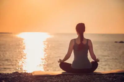Meditación acostado en casa: tranquilidad y bienestar