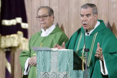 La traducción al latín de sagrado es sacer
