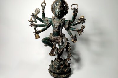 Shiva en español: dios hindú de la destrucción y transformación