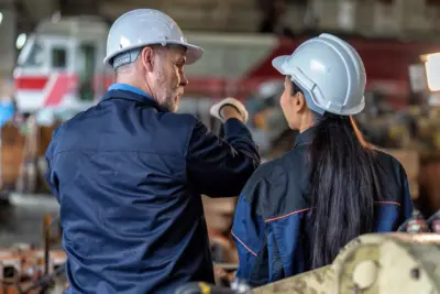 ¿Quién evalúa el rendimiento laboral de los empleados en una empresa?