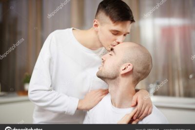 El significado de un beso en la cabeza: gesto de cariño y protección